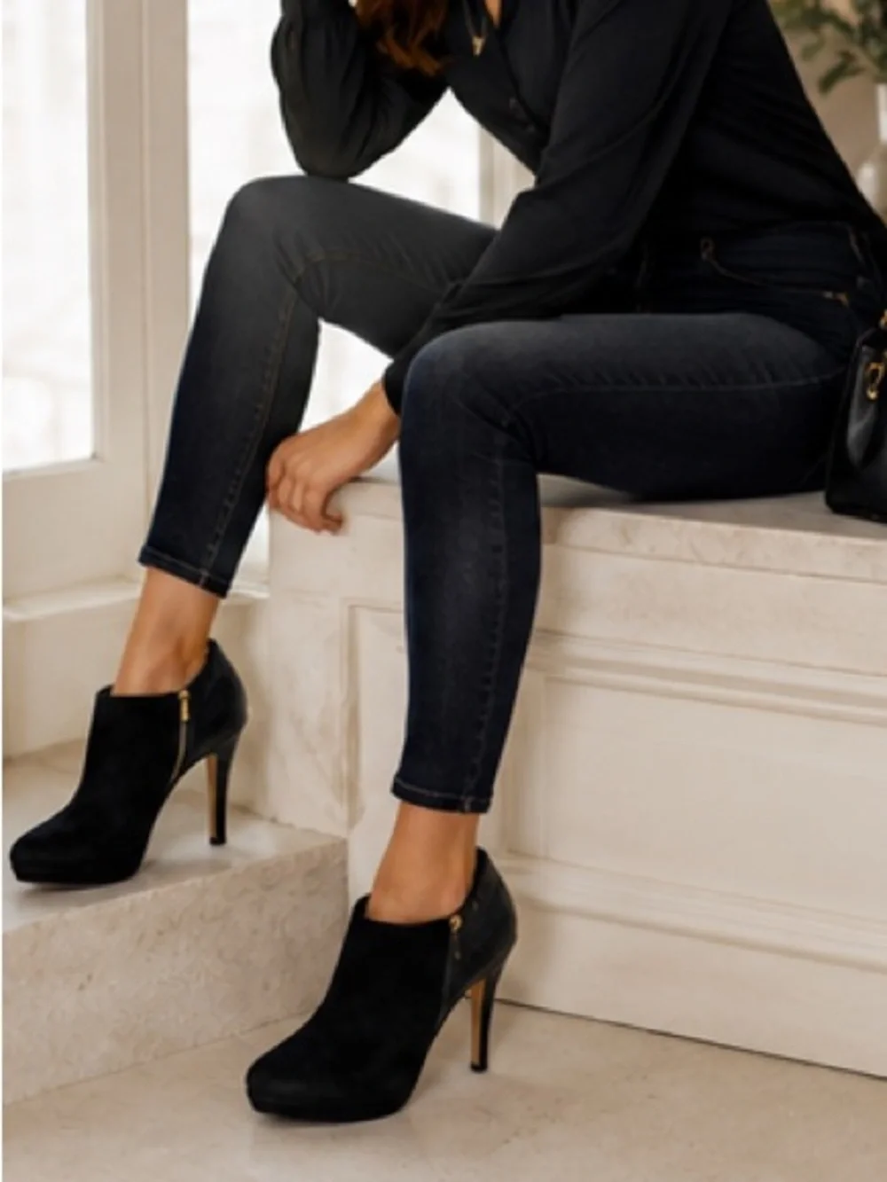 Vince Camuto Elvin Stiletto Booties Black Suede Textured Snake Excellent 9.5